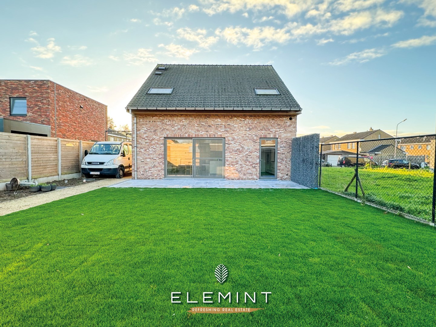 Rekkem. Ruime halfopen woning met 5 slaapkamers, tuin &amp; garage 