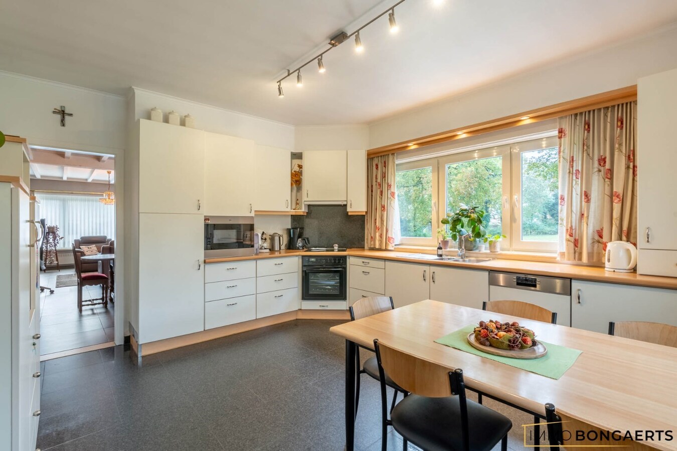 Ruime half open bebouwing met vier slaapkamers op een groot perceel 