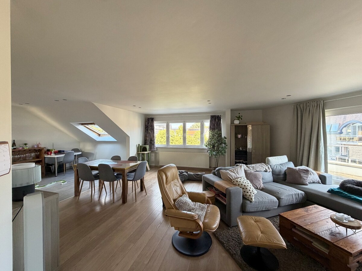 Ruim en lichtrijk dakappartement te Asper. 