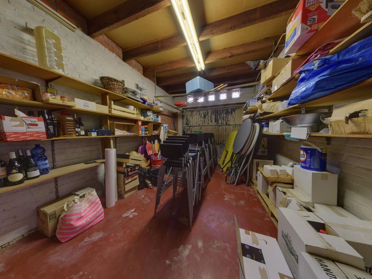 Karaktervolle hoekwoning met 5 slaapkamers en polyvalente handelsruimte 