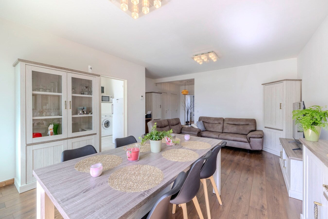 Instapklaar gelijkvloers met 2 slpks en garagebox 