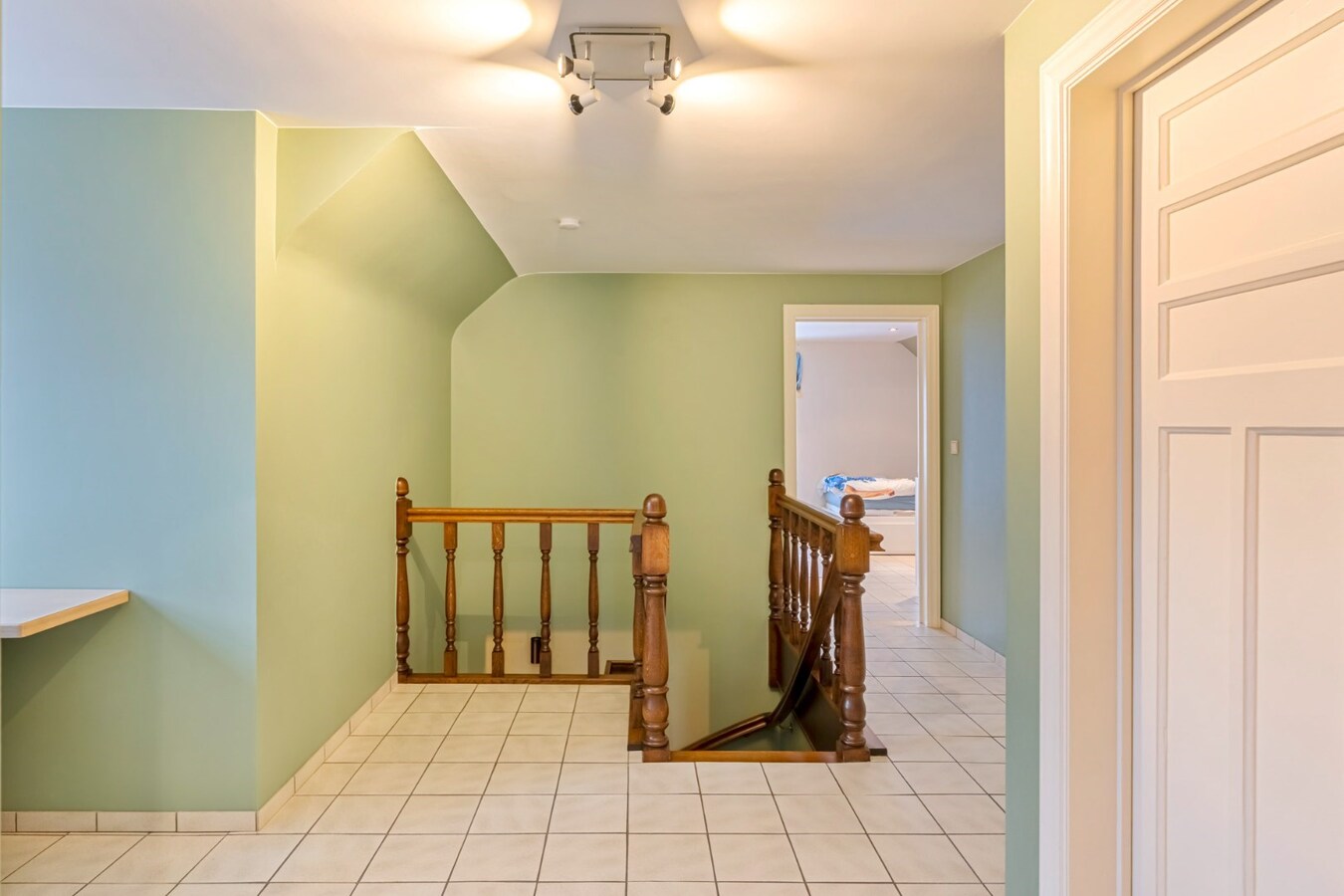 Ruime woning op een zeer rustige locatie met tuin, garage, carport en 3 slaapkamers in Opglabbeek. 