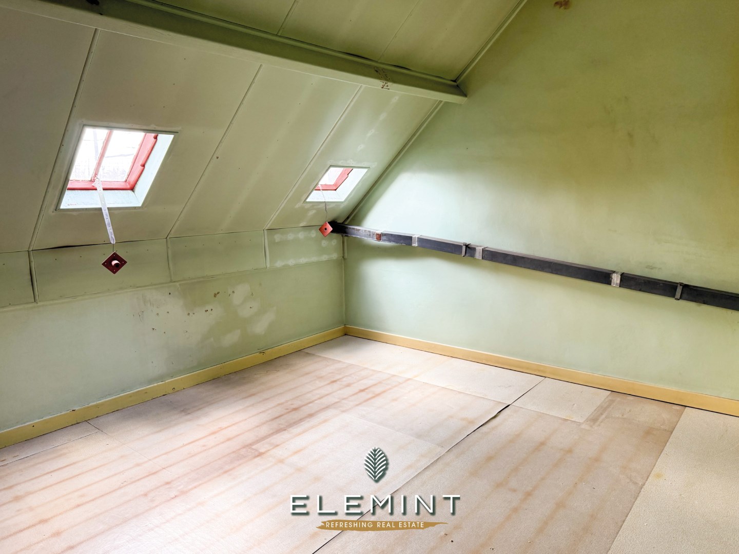 Op te frissen, goed onderhouden rijwoning met 3 slaapkamers 