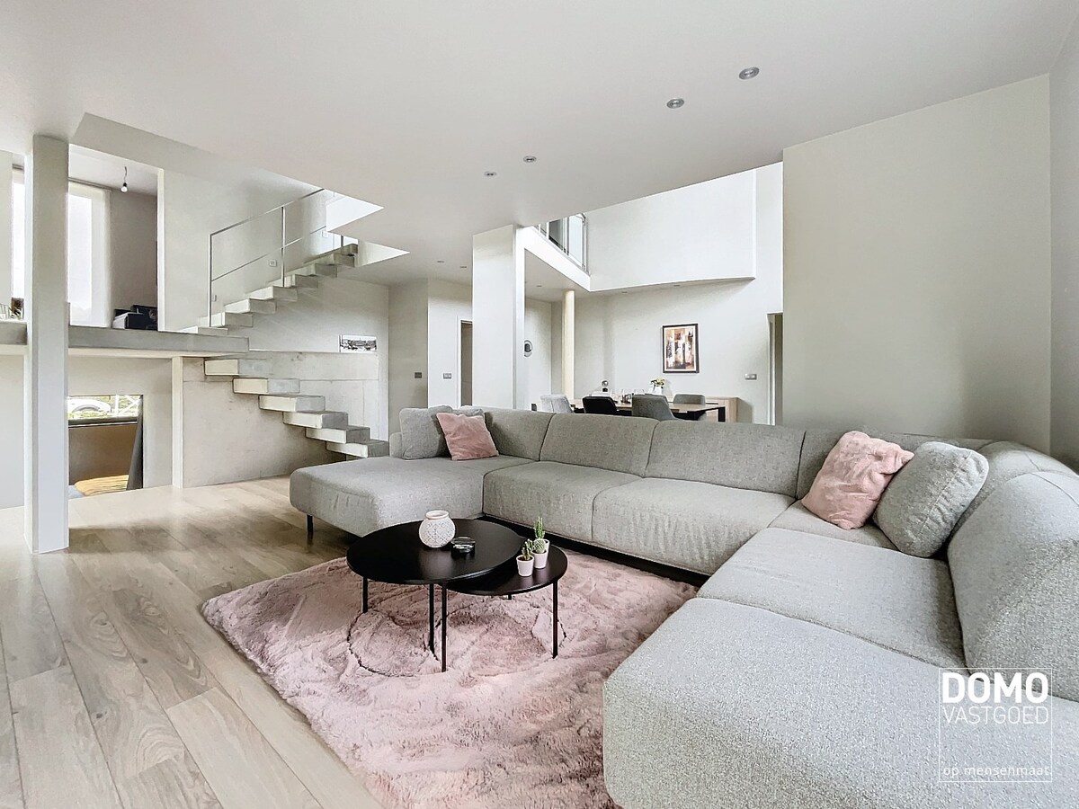 PRACHTIGE VILLA MET 3 SLAAPKAMERS, INPANDIGE GARAGE EN RUIME TUIN IN BOLDERBERG 