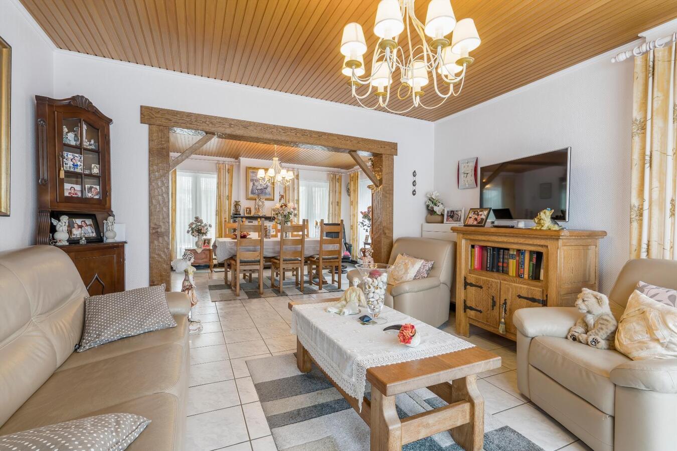 Uitstekend onderhouden halfopen woning met grote tuin 