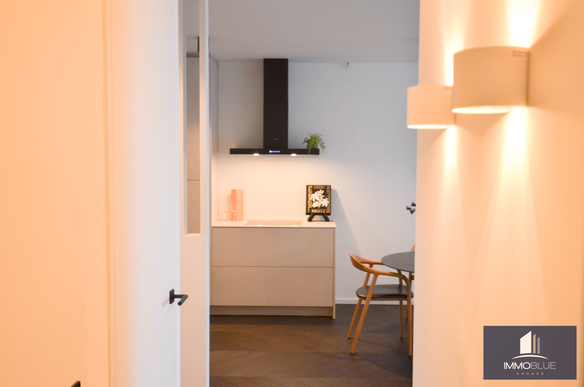 Appartement élégant avec spacieuse terrasse ensoleillée dans la résidence The Tower. 