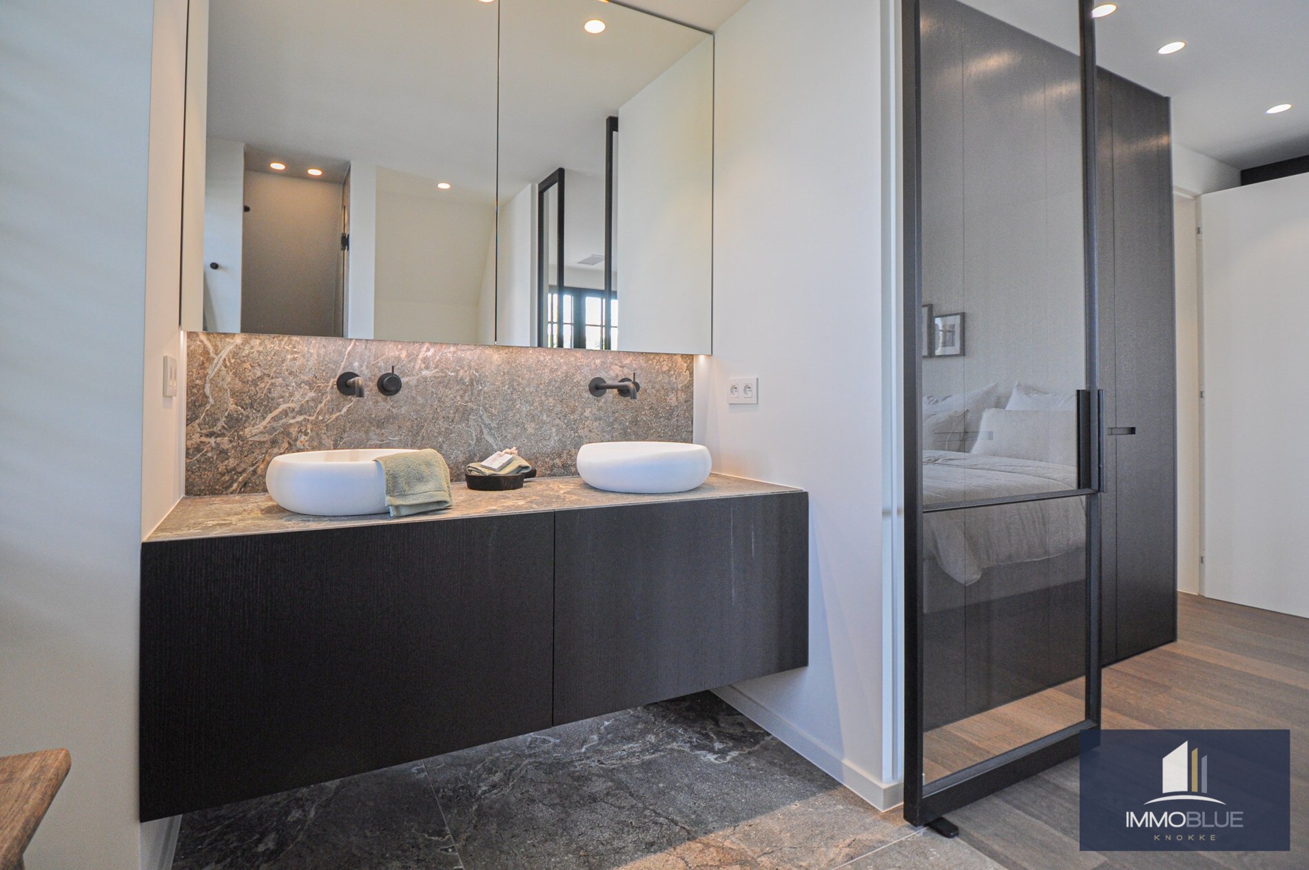 Villa entièrement rénovée située au calme en bordure de la Zoute. 