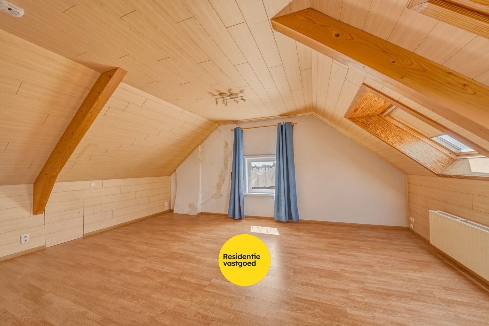Ruime halfopen woning met 4 slaapkamers, tuin en garage 