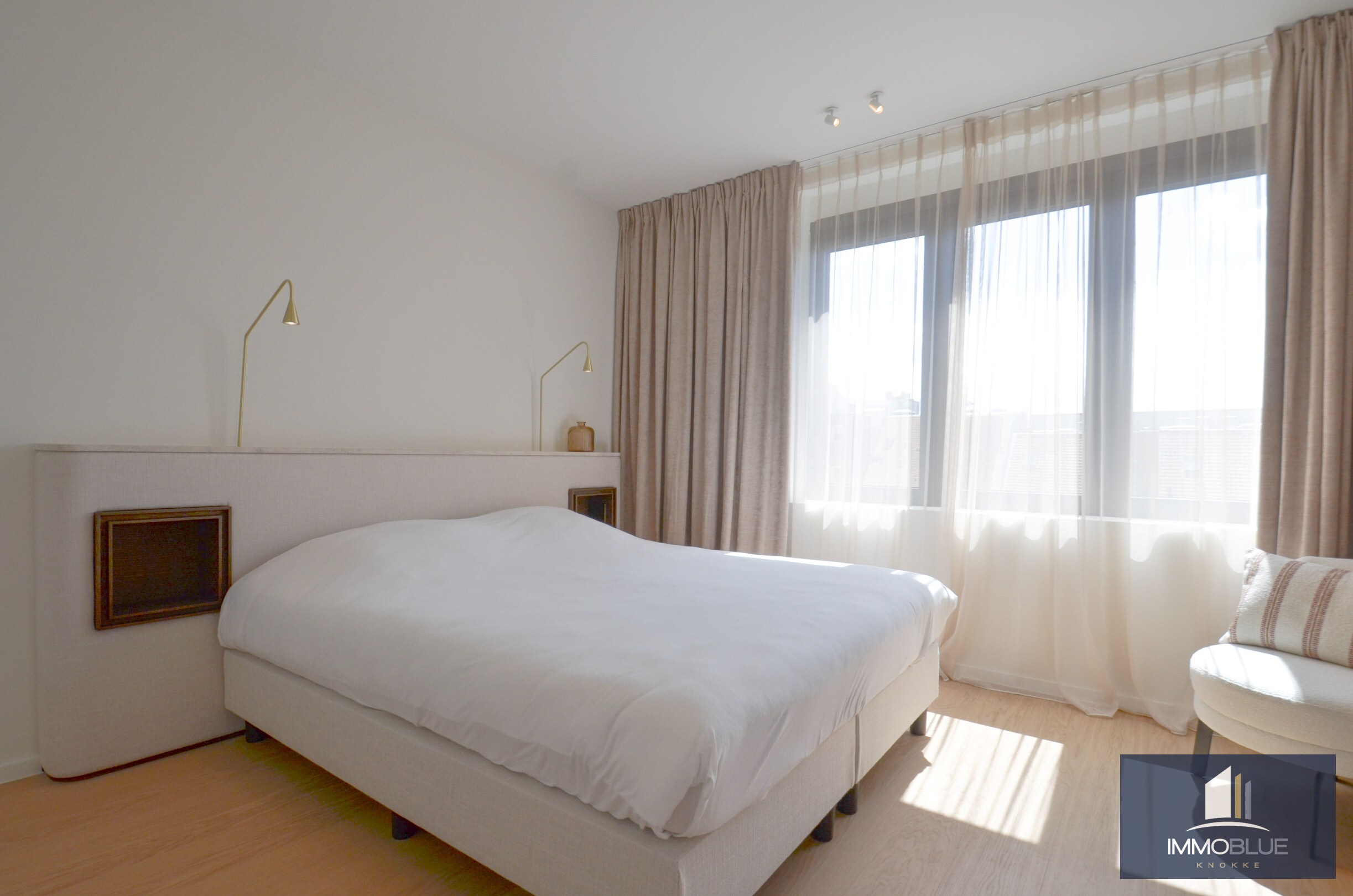 Uitzonderlijk gerenoveerd appartement met frontaal zeezicht in het Zoute. 