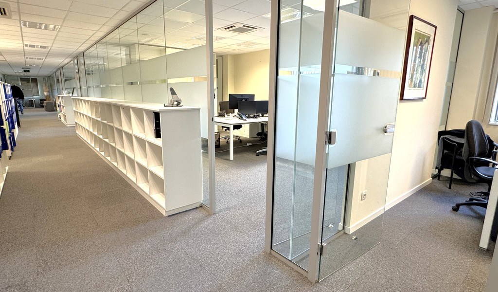 Ingedeelde kantoorruimte met parking te huur in Sint-Martens-Latem