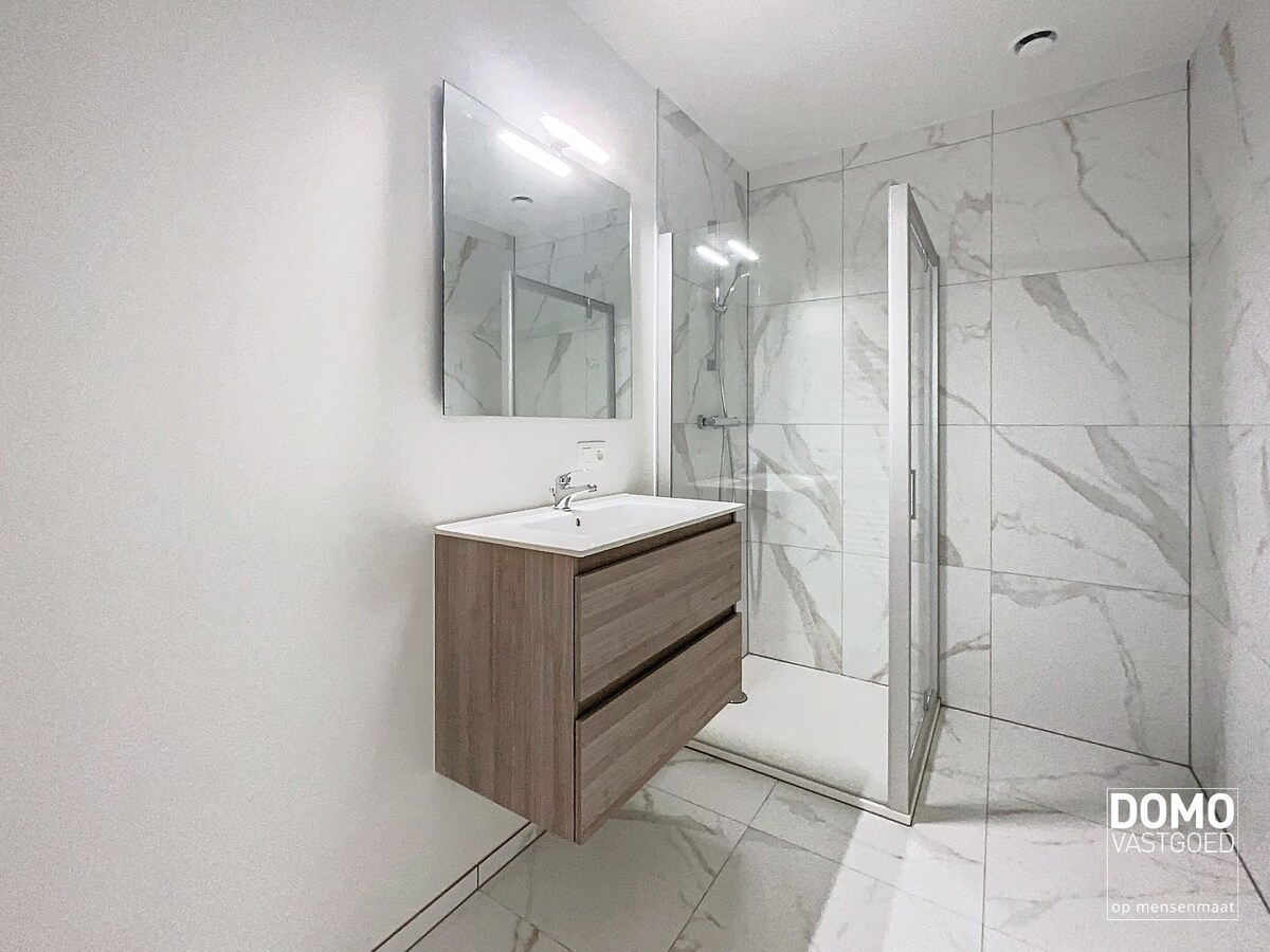 NIEUWBOUWAPPARTEMENT MET 2 SLAAPKAMERS, RUIM TERRAS, ONDERGRONDSE AUTOSTANDPLAATS EN KELDERBERGING AANWEZIG IN MAASMECHELEN 