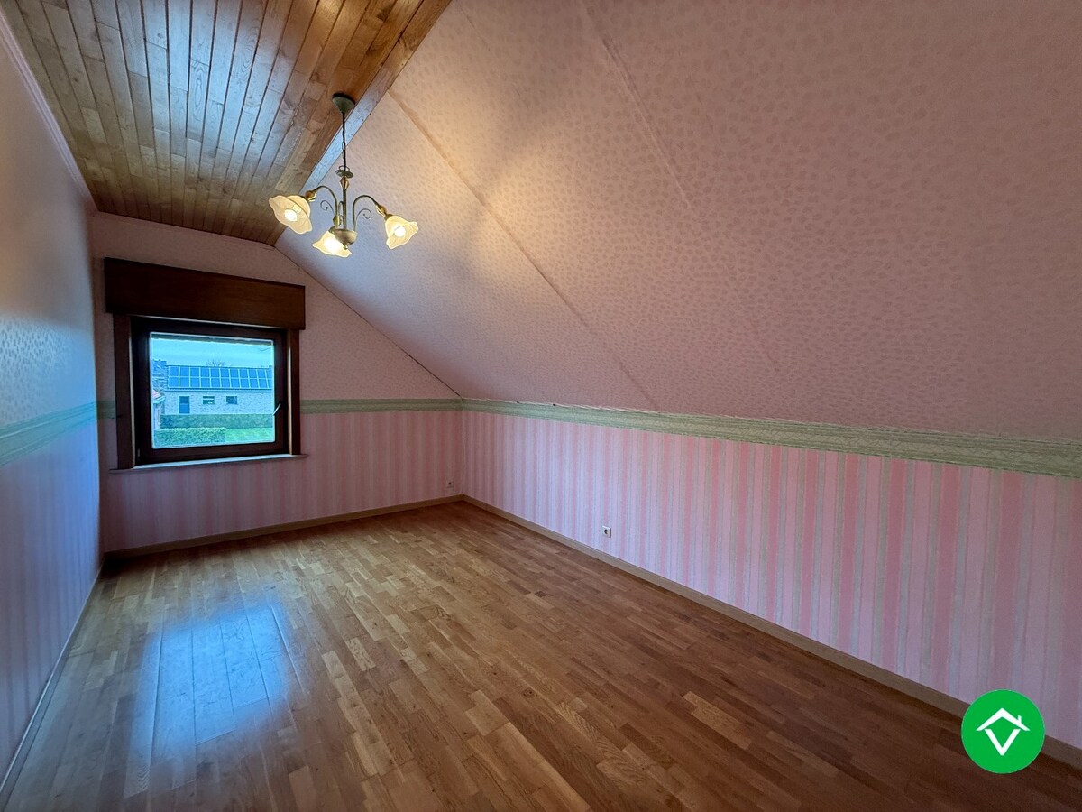 Ruime, alleenstaande woning met 6 slaapkamers en tuin te Hooglede (De Geite) 