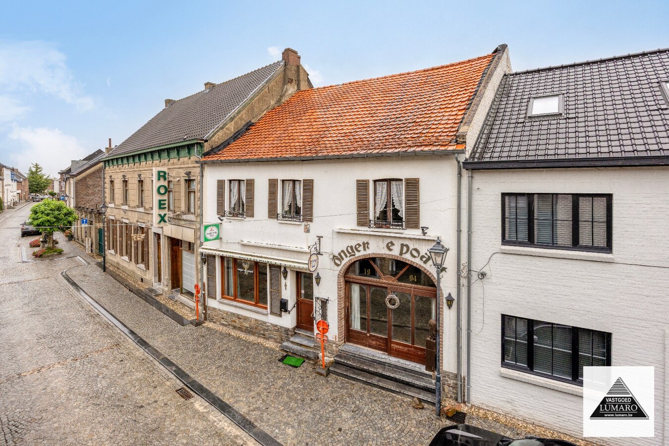 Te renoveren pand met woonst met pitoreske  voorgevel. "Önger de Poart". 