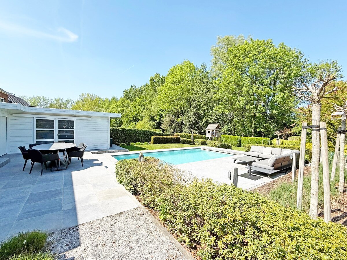 Gerenoveerde villa met zwembad grenzend aan kasteel te Leeuwergem 