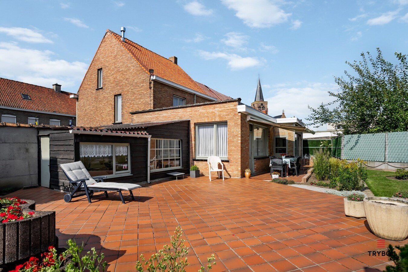 Centraal gelegen, halfopen woning met grote goed onderhouden tuin 