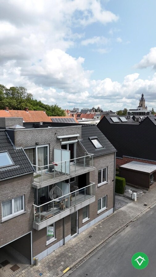 Gelijkvloers appartement op een centrale ligging met één slaapkamer, tuin en autostaanplaats te Roeselare 