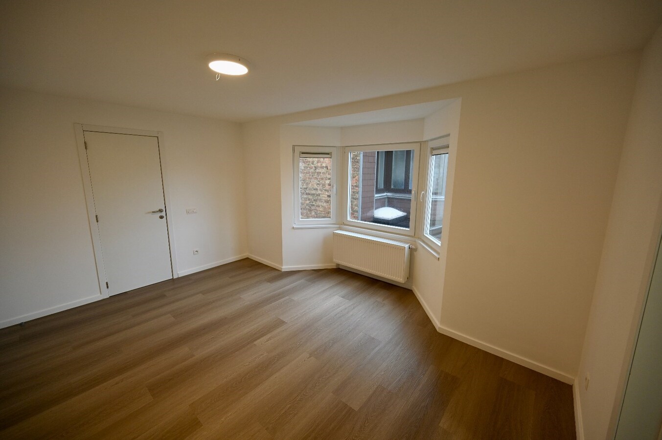RUIM GERENOVEERD 2-SLAAPKAMER APPARTEMENT 