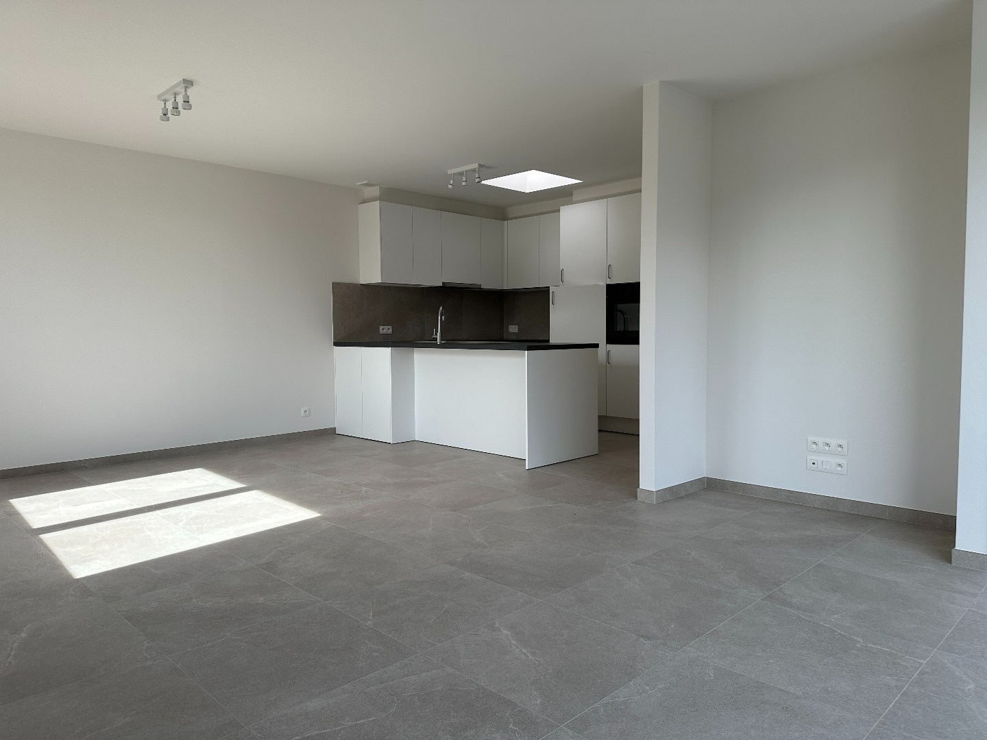 Instapklaar energiezuinig nieuwbouwappartement met mooi zonneterras, Torhout 