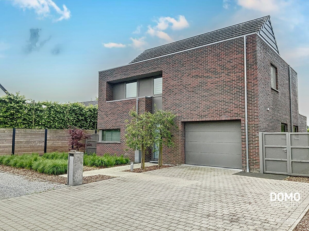 MODERNE OPEN BEBOUWING MET TUIN, INPANDIGE GARAGE EN 2 SLAAPKAMERS TE STOKROOIE 