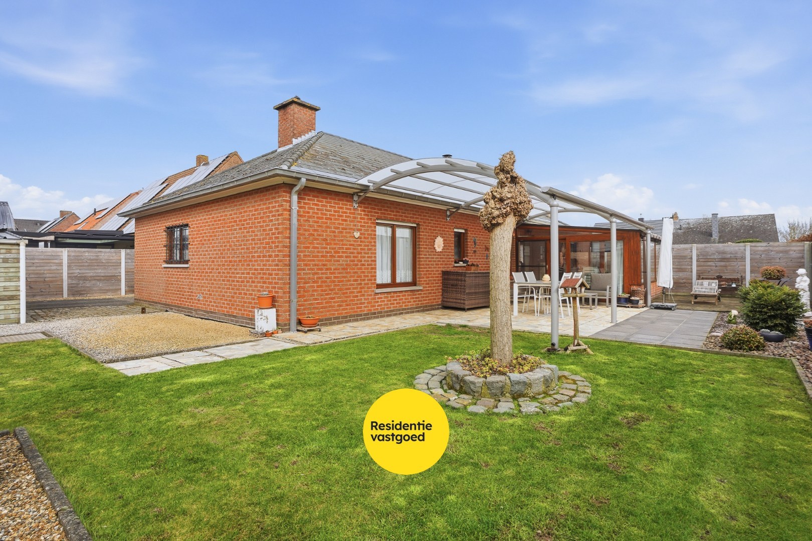Alleenstaande bungalow met garage en tuin  op 684 m² 