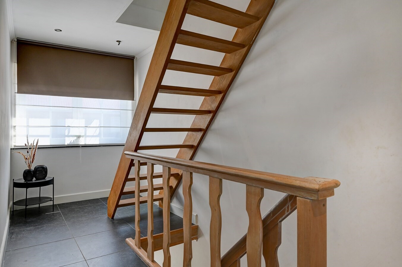 Grondig gerenoveerde woning met tuin, terras en 3 slaapkamers in Nieuwerkerken. 