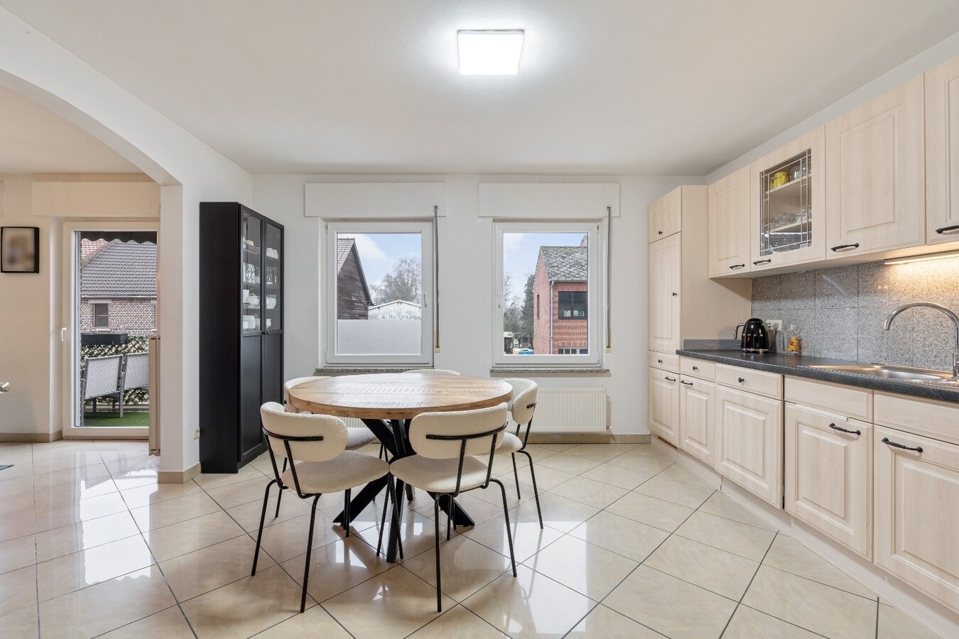 Ruim energiezuinig duplexappartement (146 m²) -  kwaliteitslabel B -  3 slaapkamers, terras en private buitenparking. 