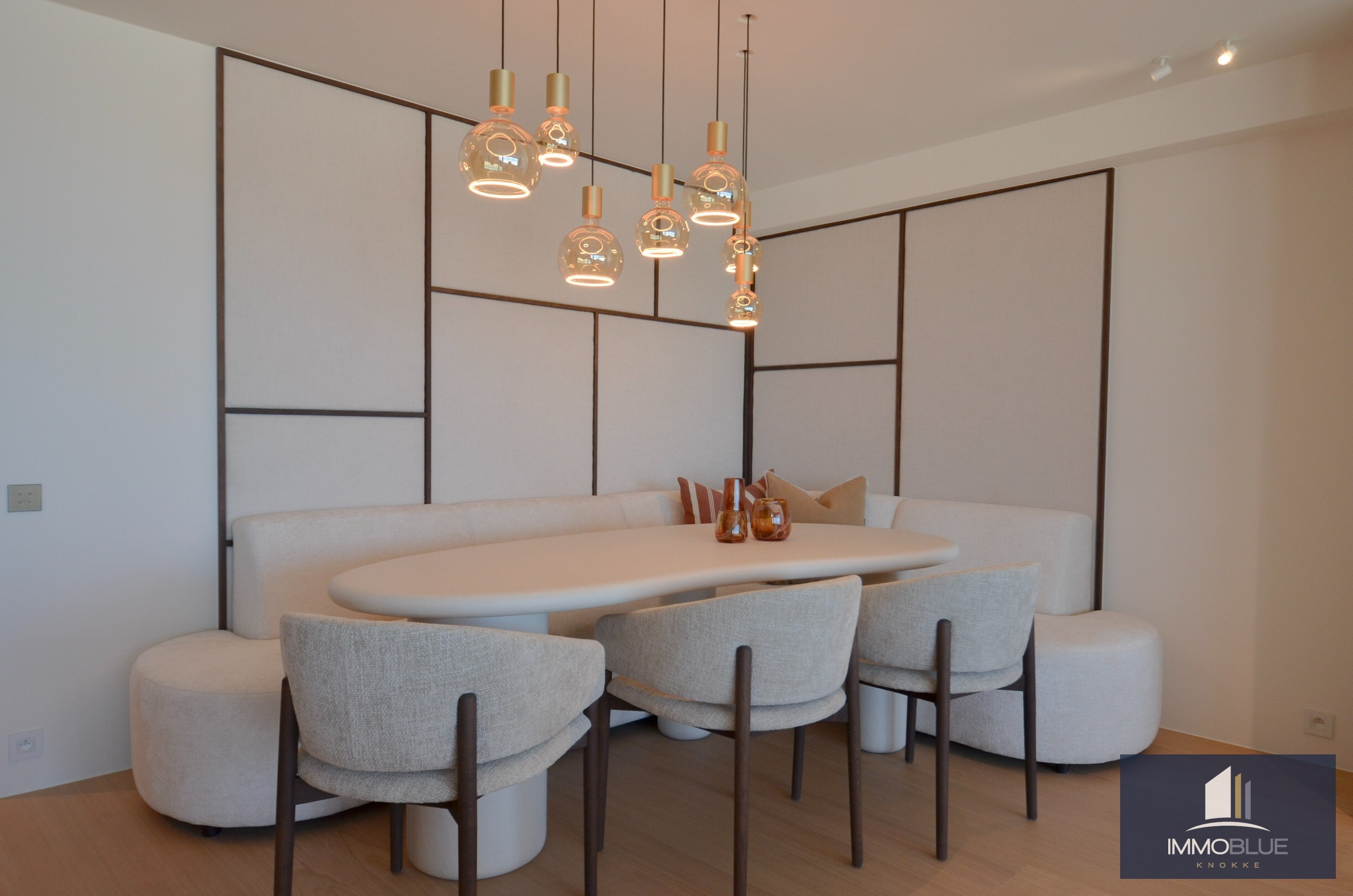 Uitzonderlijk gerenoveerd appartement met frontaal zeezicht in het Zoute. 