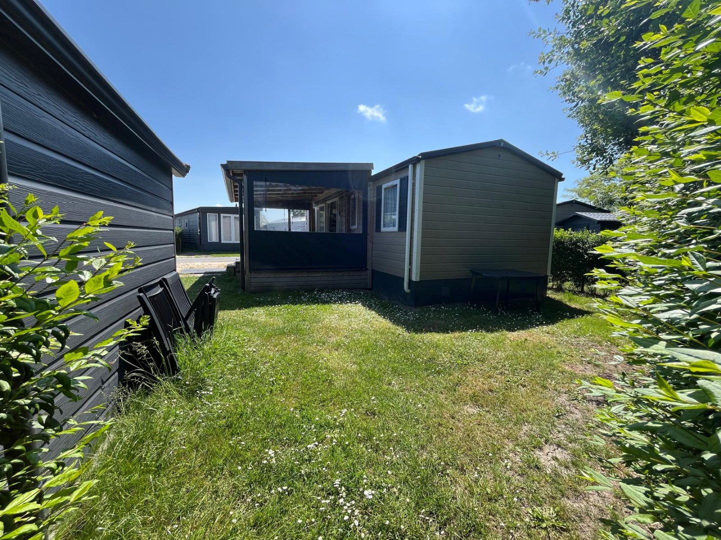 T.A. Makelaardij biedt aan – Chalet JD12-: Op een schitterende locatie in een goed verzorgd recreatiepark aan de kust van Walcheren bieden wij dit leuke chalet aan. 