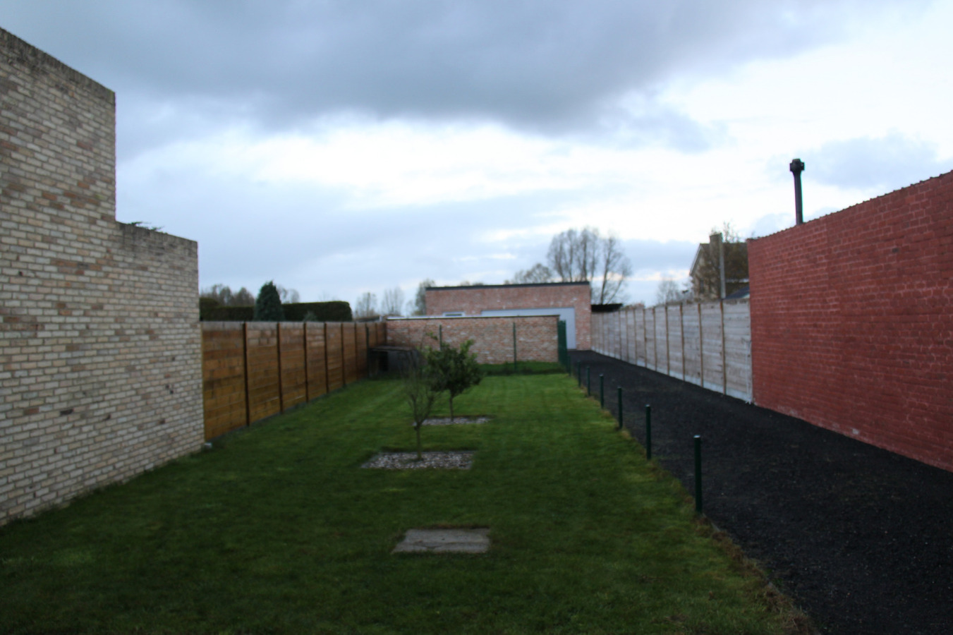 Volledig vernieuwd woning met ruime garage 