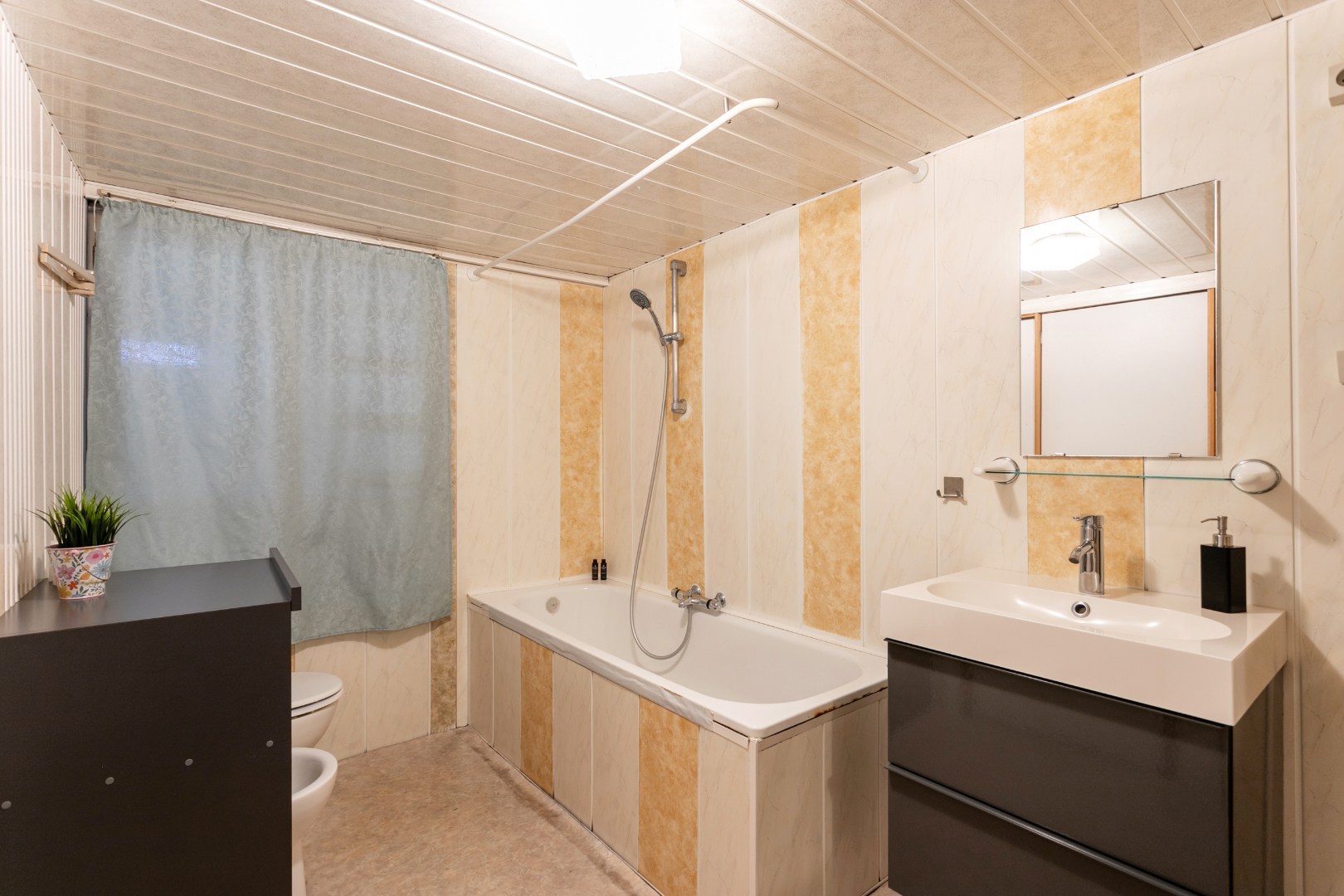 Deels gerenoveerde woning met tuin en garage op gunstige ligging te Halle 