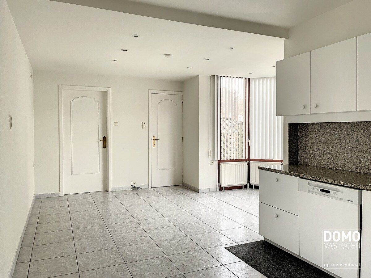 Ruime woning, gelegen nabij het centrum van Kermt met gunstig EPC label. 