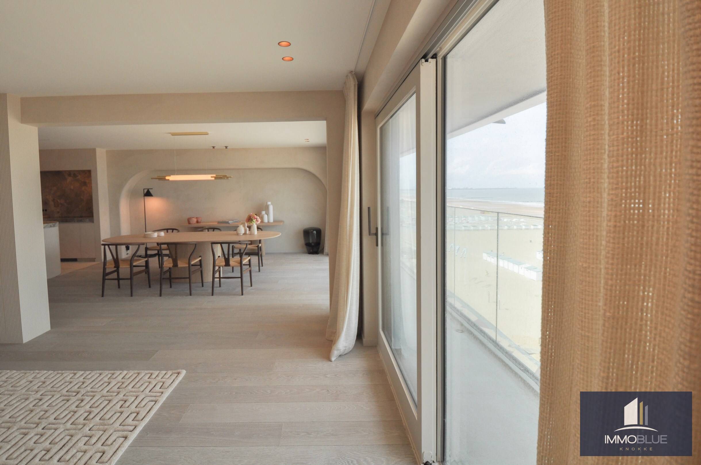 Appartement exceptionnel avec vue frontale sur la mer et une façade d’environ 11,5 mètres, situé au Zoute. 