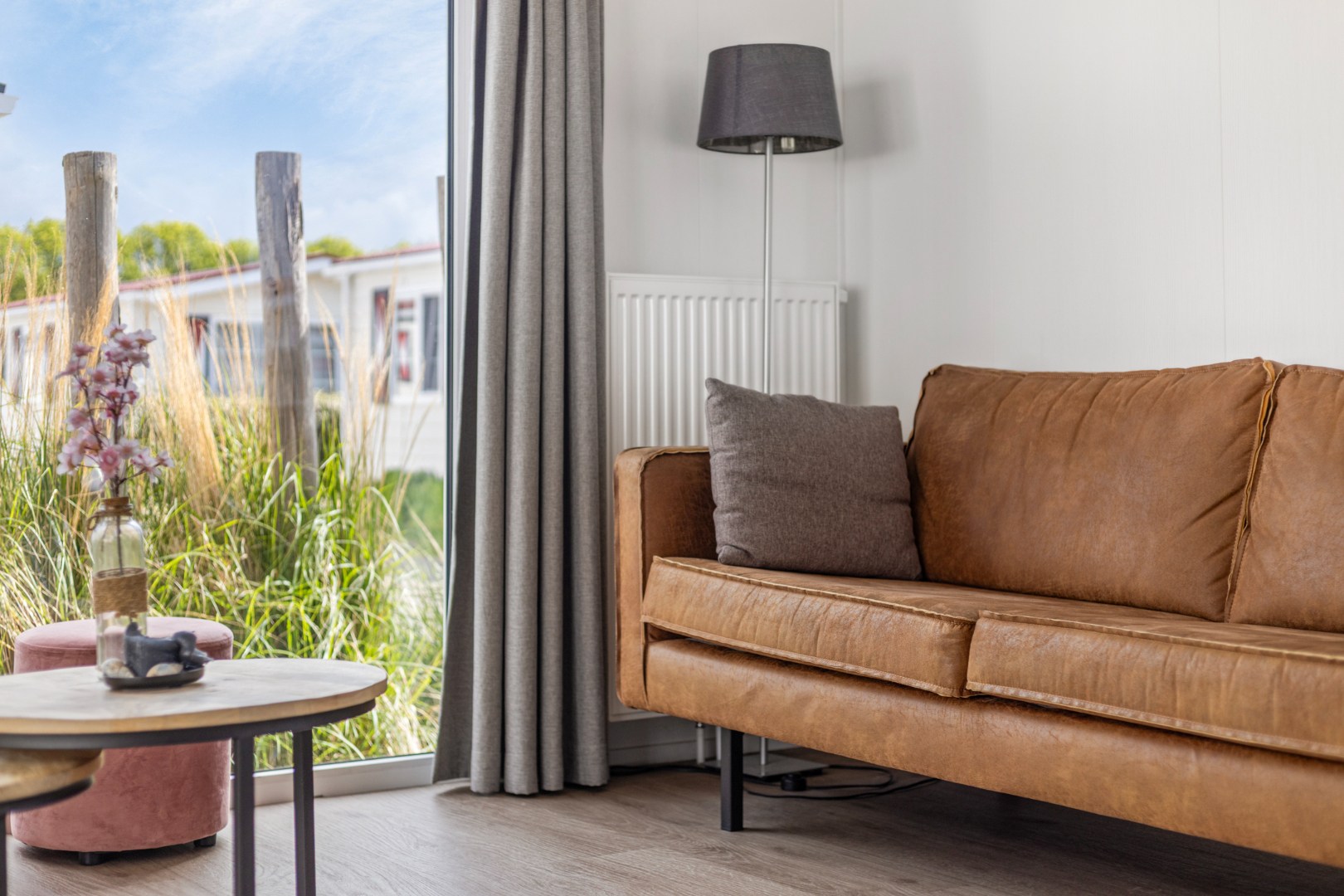 Ontsnap aan de dagelijkse hectiek en geniet van een welverdiende vakantie in deze charmante chalet (nr. ME46), te koop aangeboden op park Duinzicht in Koudekerke! 