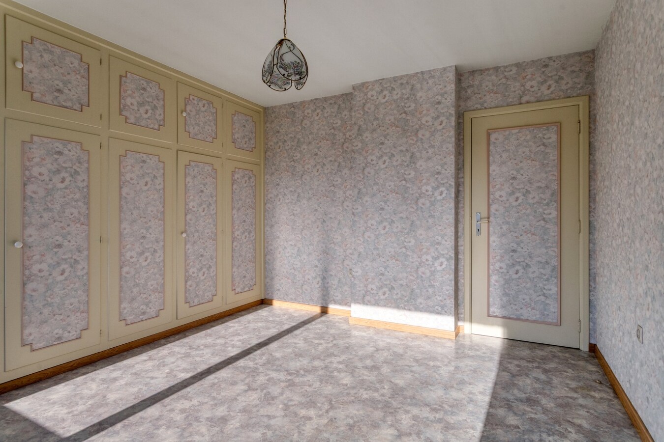 Ruime woning met 4 slaapkamers, veranda en volledig onderkelderd perceel (615 m²) 