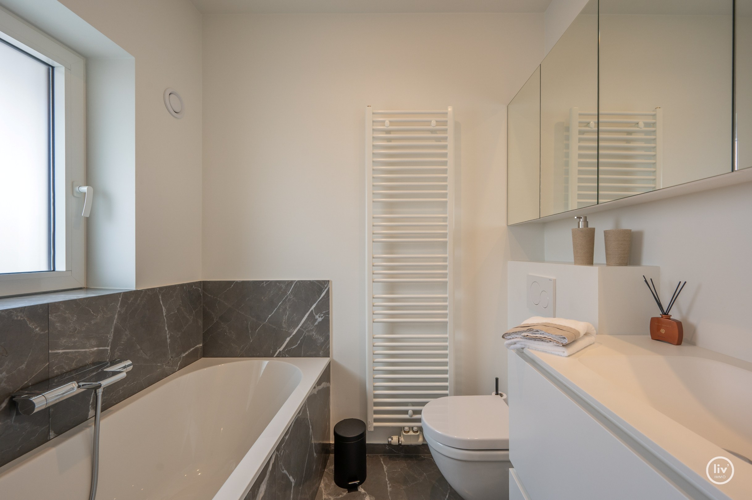 Recent gerenoveerd hoekappartement in een villaresidentie op enkele passen van de zee 