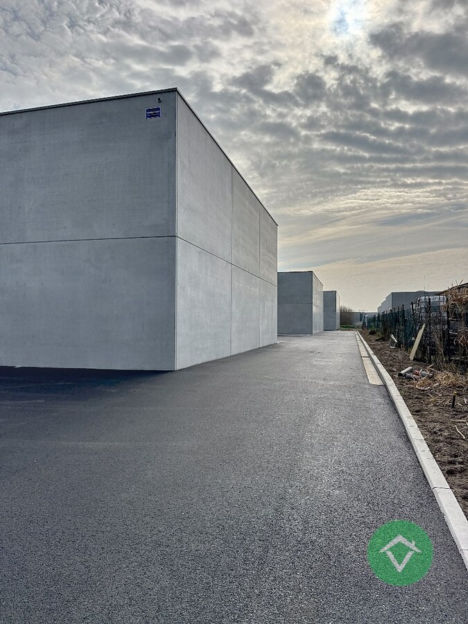 Nieuwbouw loods KMO-UNIT te koop – 192 m² met 2 parkeerplaatsen inbegrepen op de industriezone te Aartrijke 