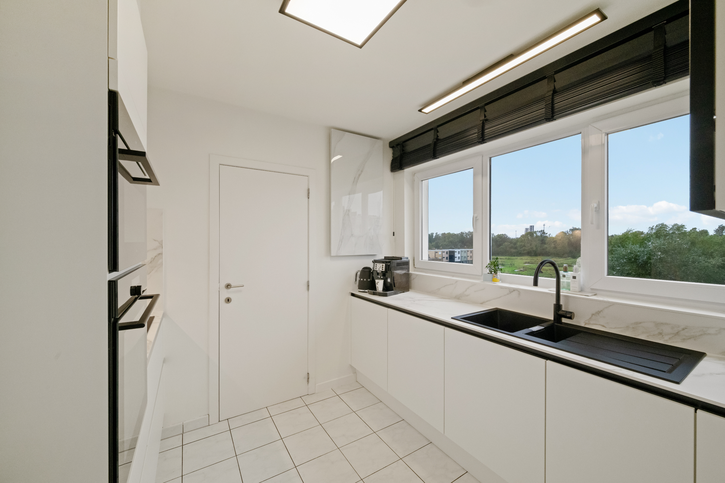 Voici la traduction en français :Grand appartement en duplex avec 2 chambres, 2 salles de bains et terrasses ensoleillées, près de la digue de Heist (possibilité d'offre d'un garage intégré). 
