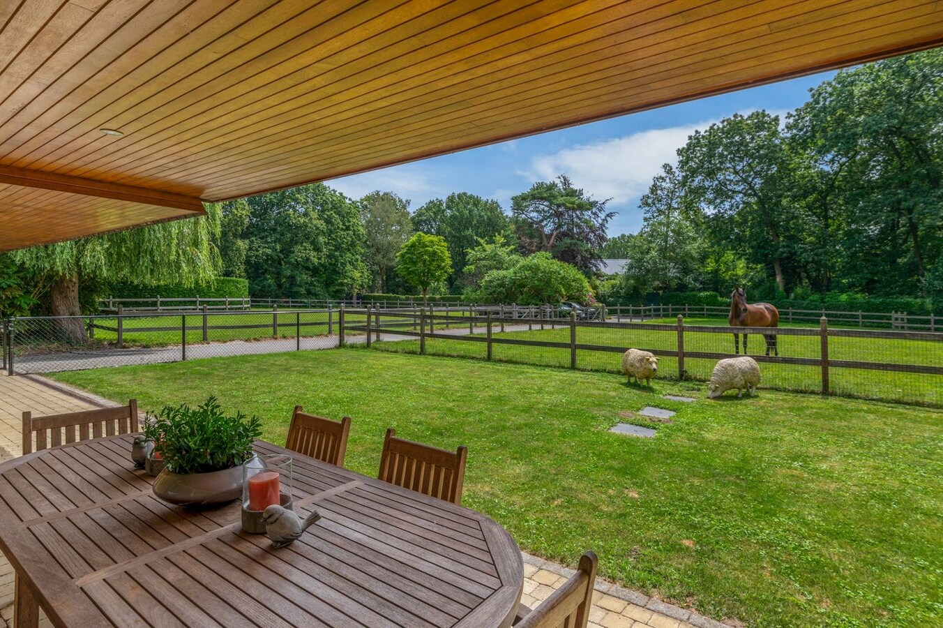 Exclusief eigendom met twee volwaardige, zelfstandige villa-woningen, een conciërgeverblijf en luxueuze paardenfaciliteiten op ruim 2 ha te Brasschaat 