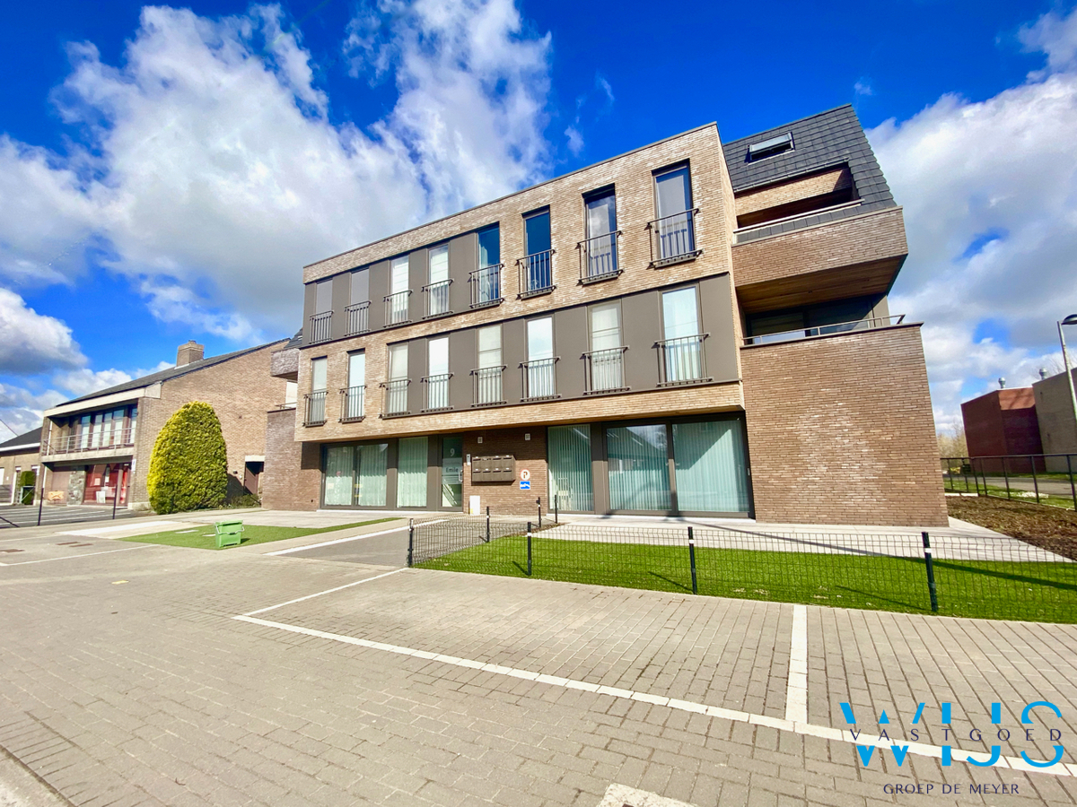 Recent GELIJKVLOERS appartement met 2 slaapkamers te Oosteeklo ! 