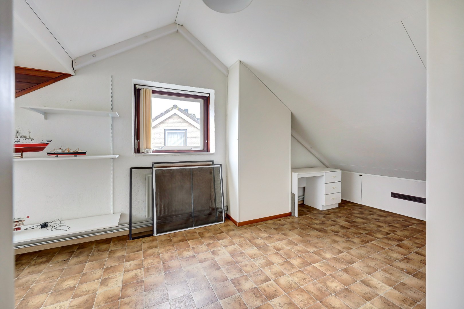 Ruime en lichte 2-onder-1-kap woning met parkeerplaats, garage, 3 slaapkamers, en zonnige tuin op het zuidwesten direct aan het water 