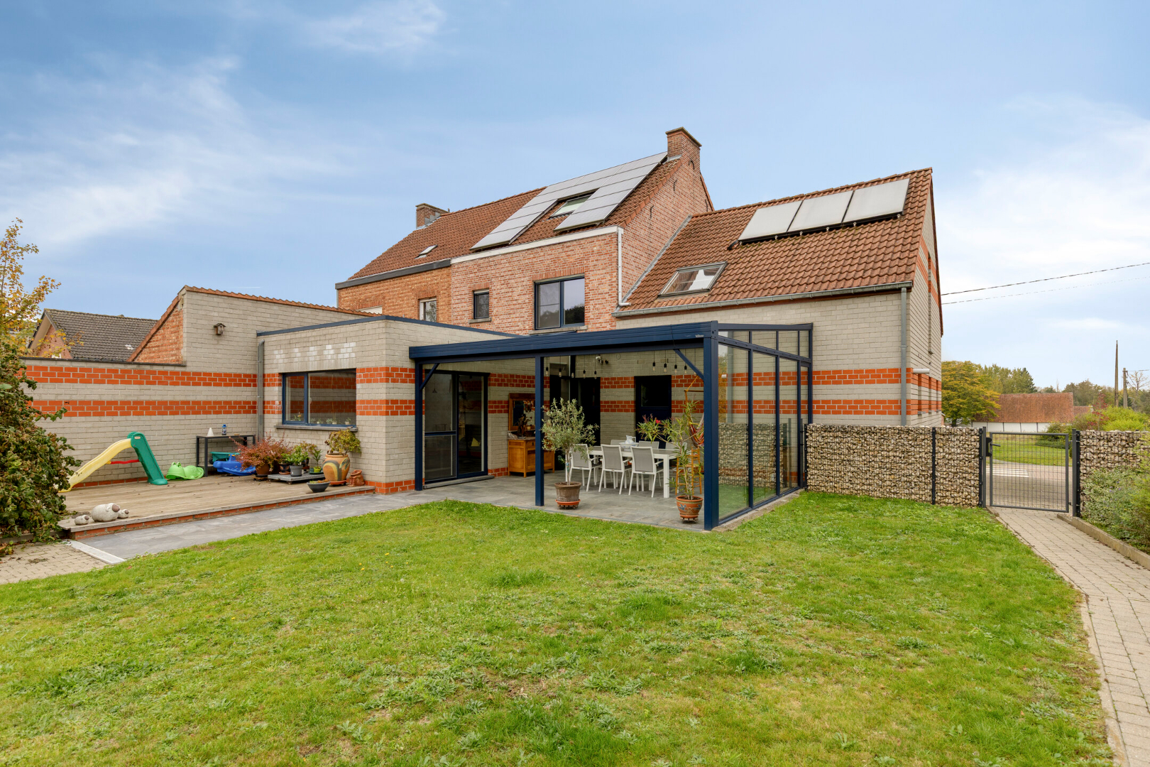 Halfopen bebouwing met 4 slaapkamers en bureau, ruime garage, kelder en zolder in Holsbeek! - EPC 161 kWh/m² - bewoonbare opp. 288 m² 