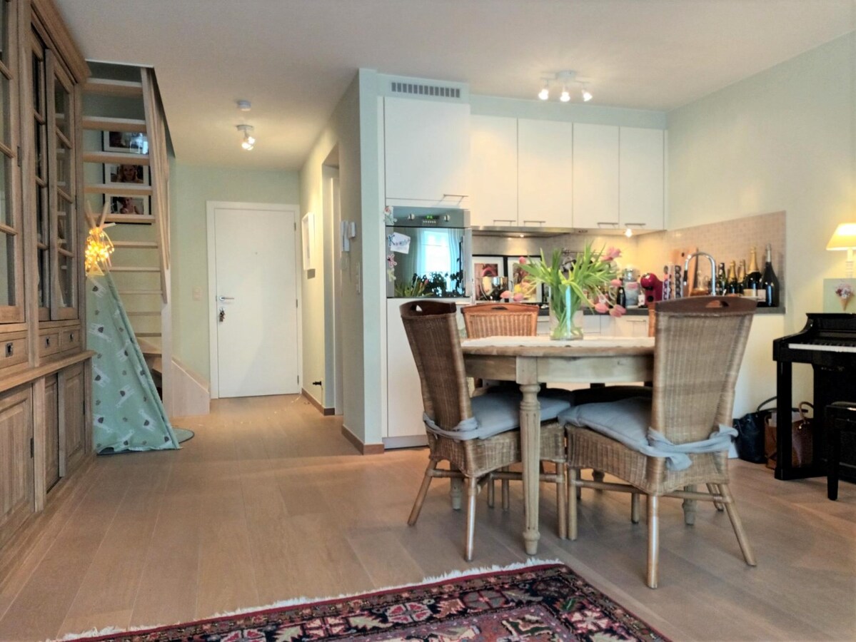 Gunstig gelegen duplex in het centrum van Kermt. 