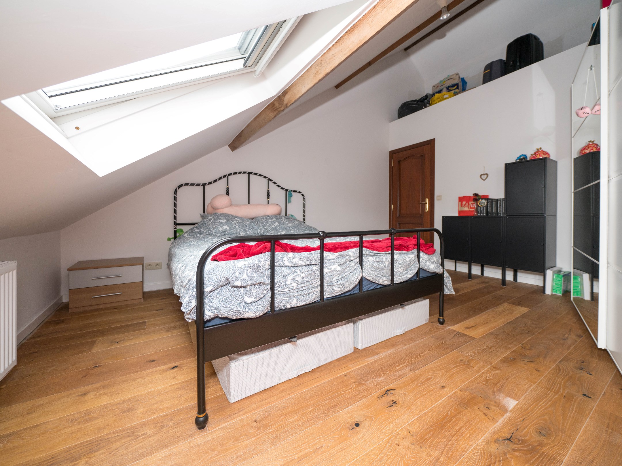 Zeer grote, instapklare woning met 6 kamers en 2 badkamers 