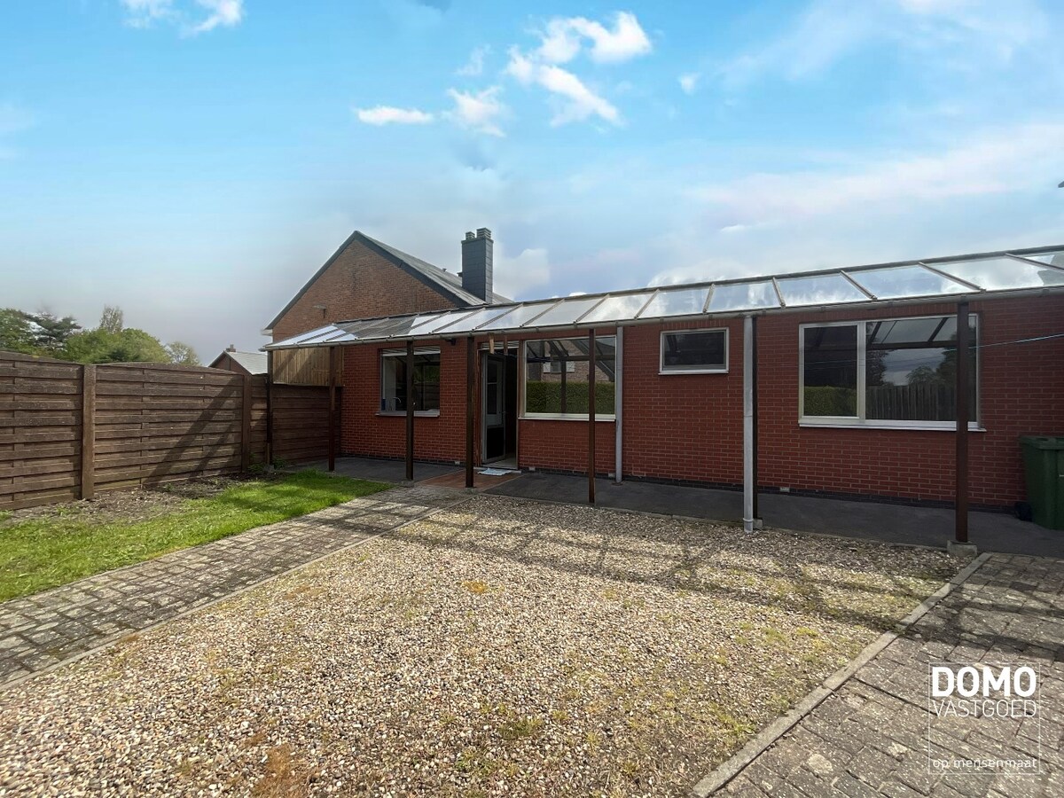 WONING MET GARAGE EN 1 SLAAPKAMER TE KERMT 