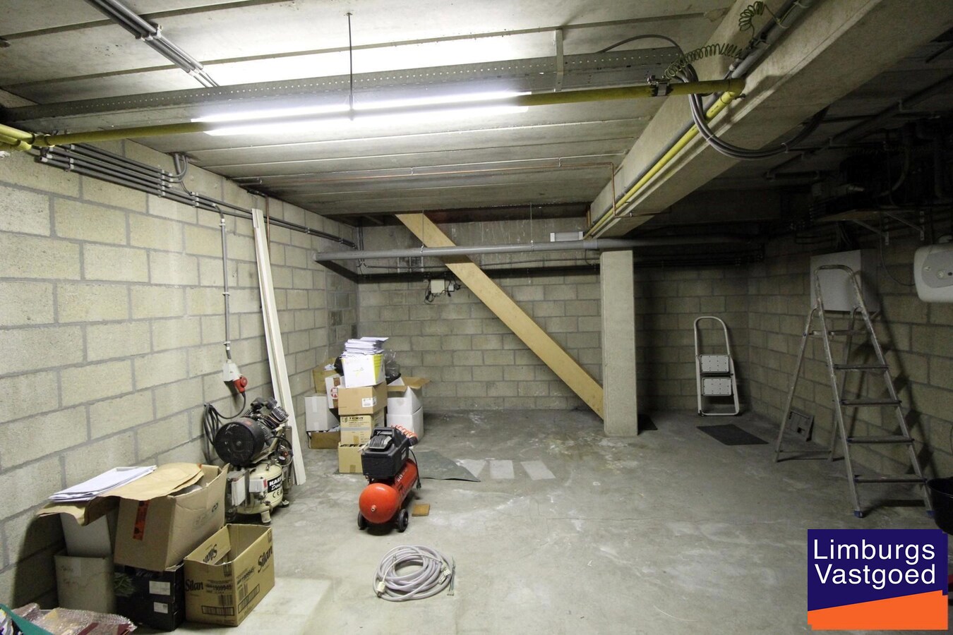 Handels/praktijkruimte, 110m², kelder met drijfkracht, parking 