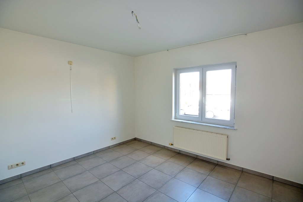 Gelijkvloers appartement (121 m²) met 2 slpks, overdekt terras, garage en kelderberging. 