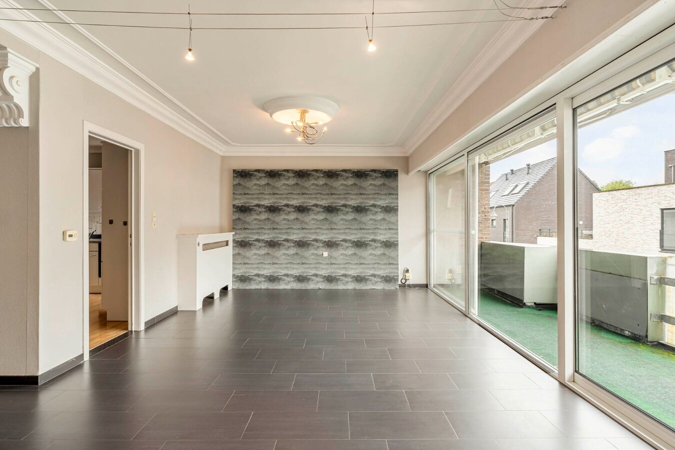 Comfortabel, zeer ruim appartement met 4 slaapkamers, terras en garage in het centrum van Neeroeteren! 