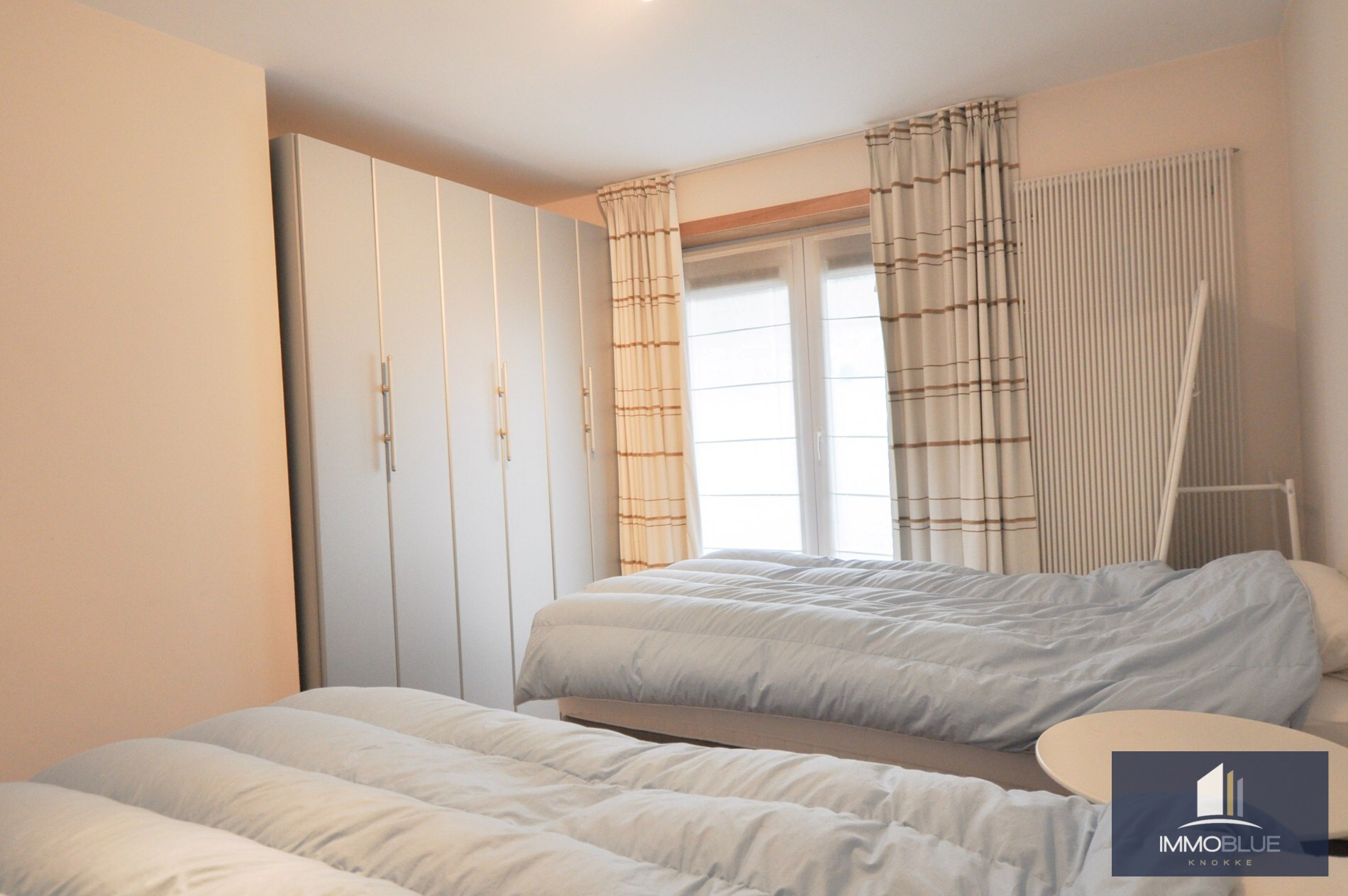 Lichtrijk appartement met een ruim zuidwest gericht terras gelegen nabij het commercieel centrum en het strand. 