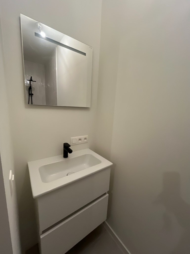 Appartement de 2 pièces situé au centre du projet Hoost avec une grande terrasse. 