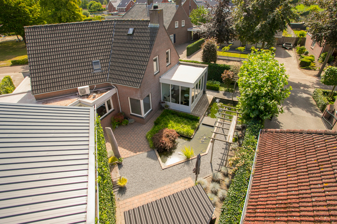 Deze moderne en royale vrijstaande woning staat op een rustige woonlocatie op een mooi hoekperceel. 
